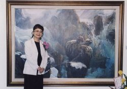   蔡雪貞個展時於作品前留影